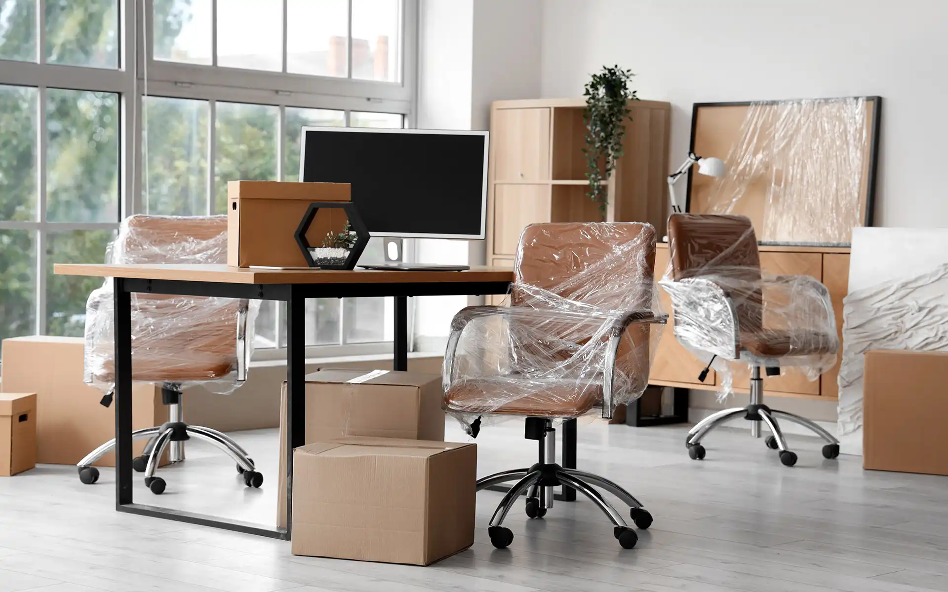 Verpacktes Umzugsgut in Büro bei Gewerbeumzug