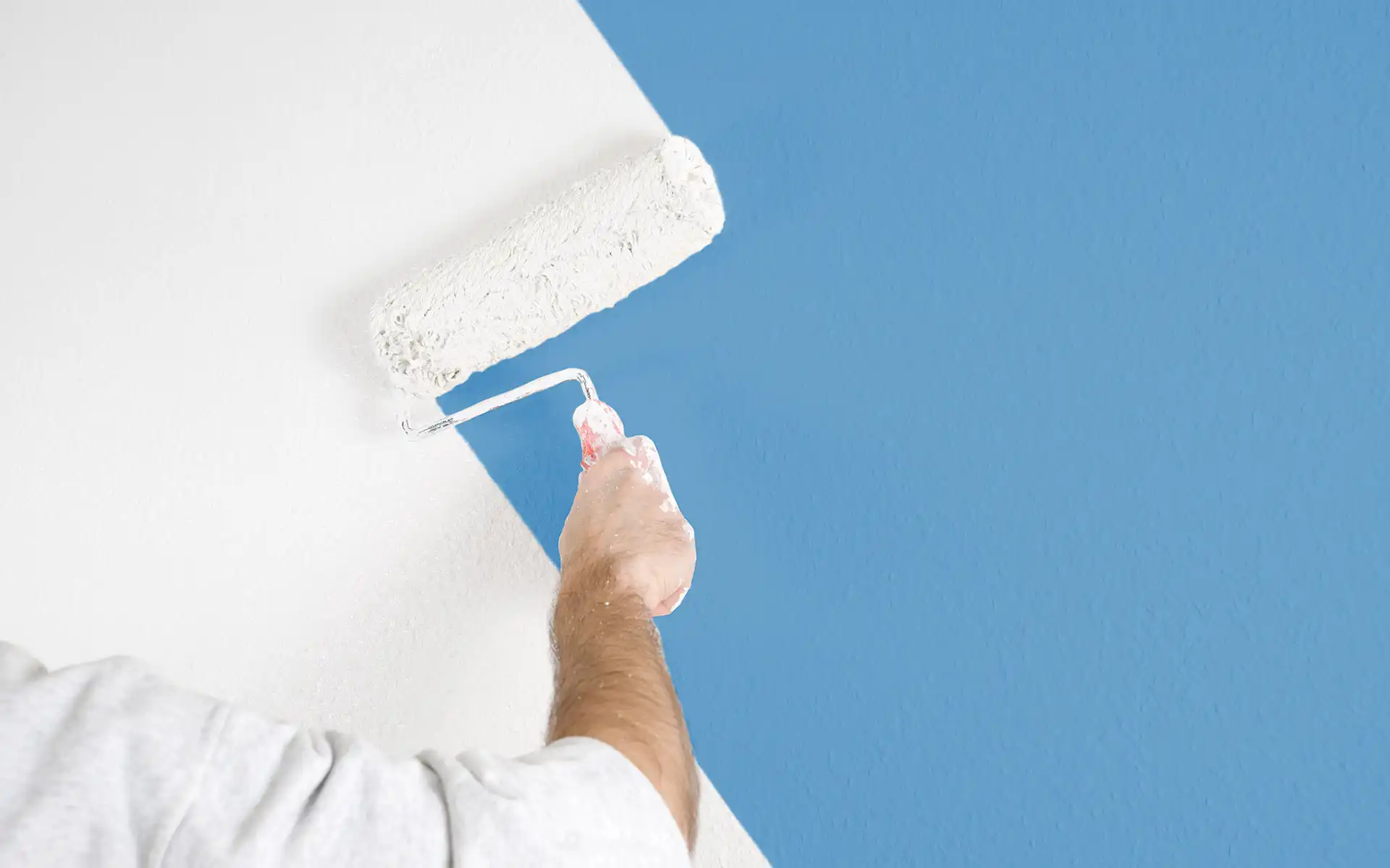 Blaue Wand wird weiß überstrichen