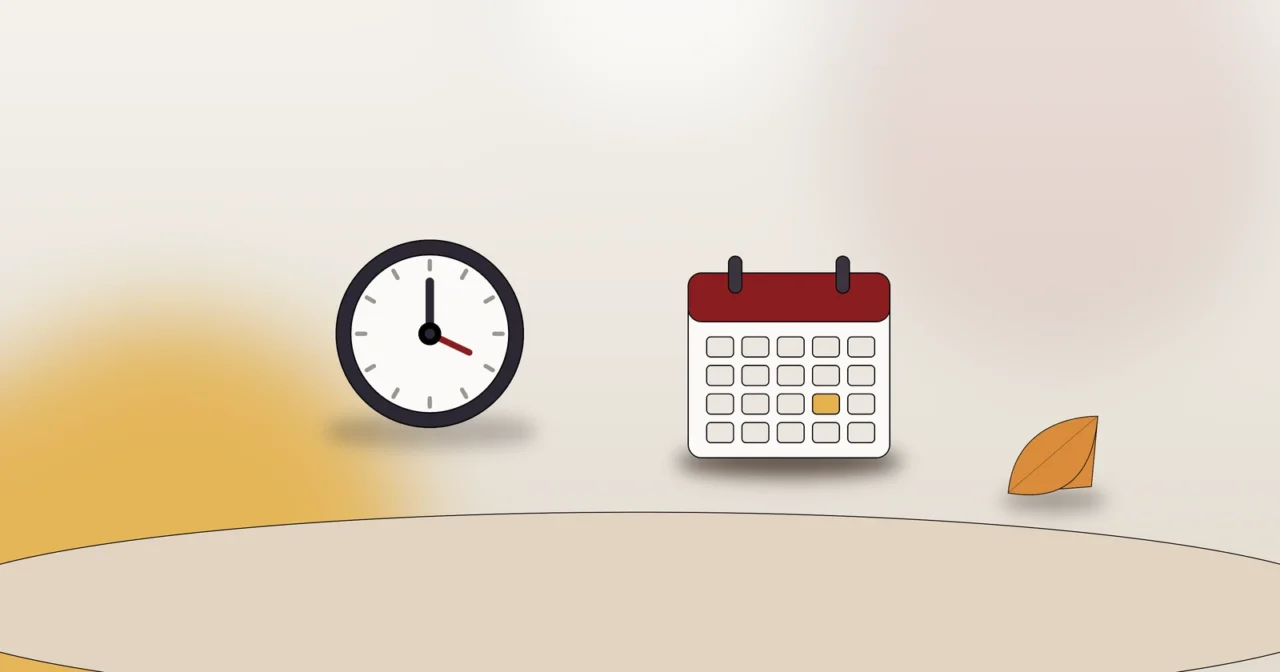 Uhr, Kalender und Herbstblatt als Symbol für frühes Starten an kurzen Wintertagen